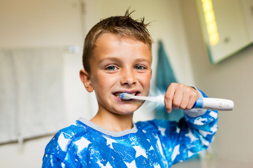 chico cepillando dientes con cepillo sónico eldom