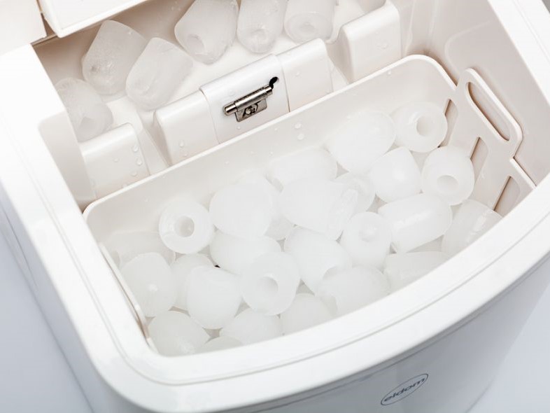 hielo en forma cilíndrica hecho con la máquina de cubitos eldom